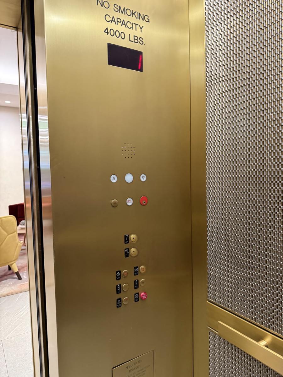 The elevator panel, with floor 7