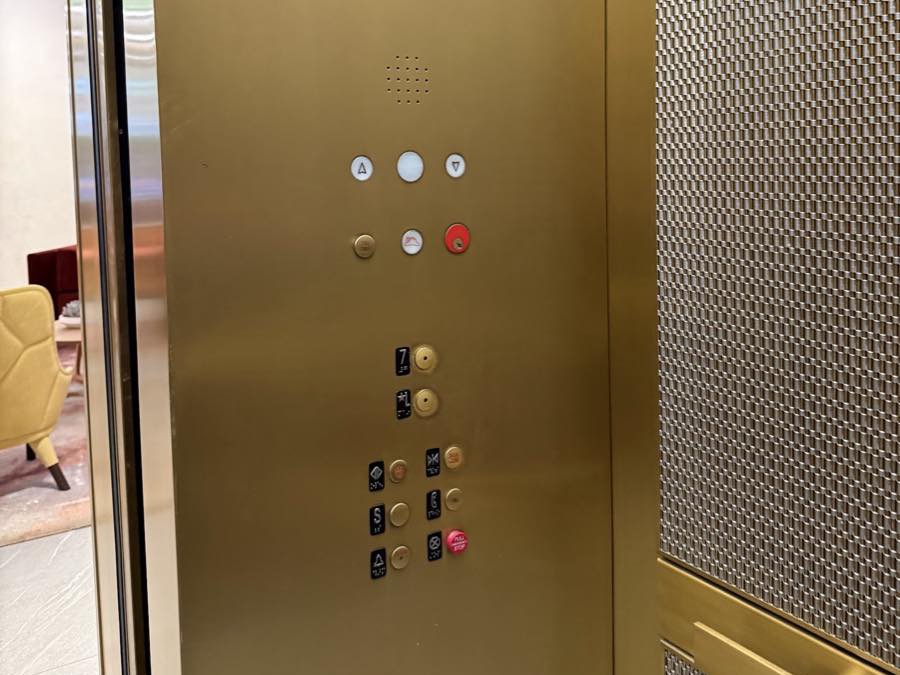 The elevator panel, with floor 7